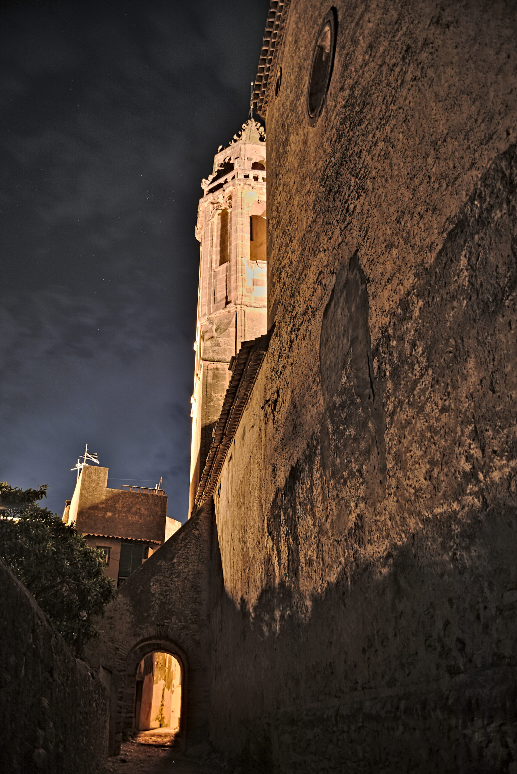 Torre y callejón iglesia de la Riera